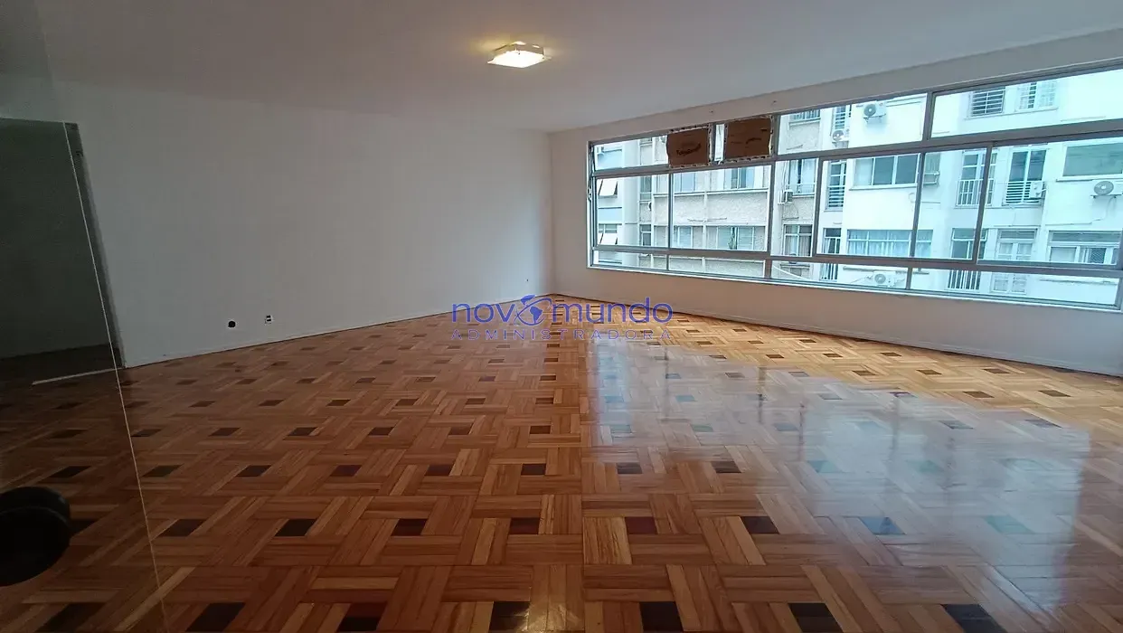 Wood or laminate floors in a 3-bedroom apartment, 198 m² — photo 4
