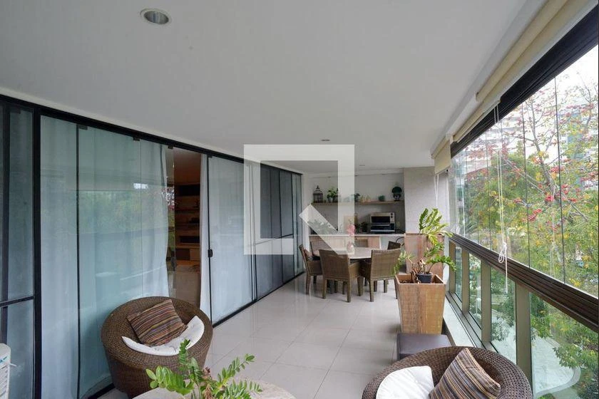 Glass-enclosed balcony in a 4-bedroom apartment, 233 m² — photo 30