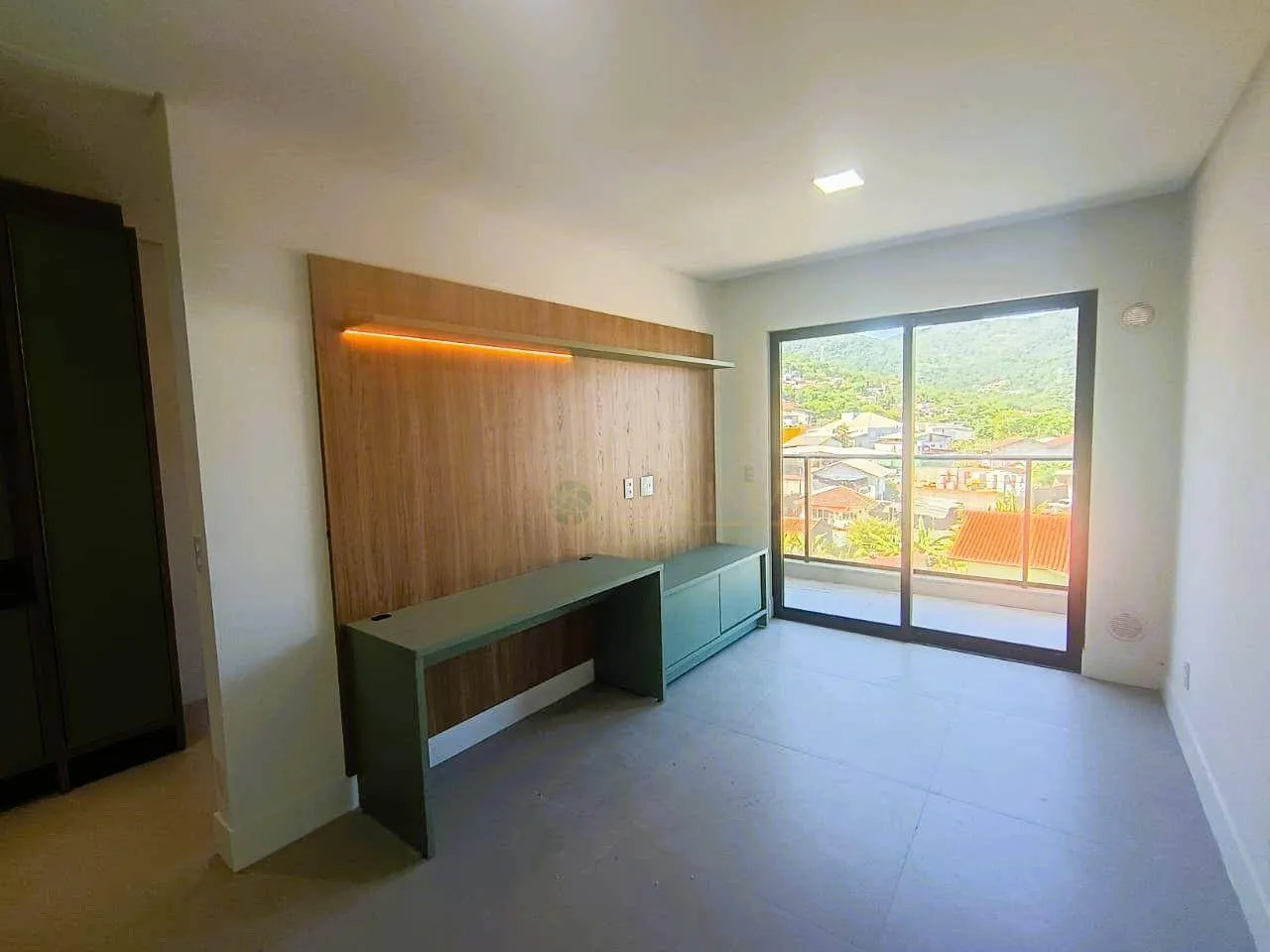 1-bedroom apartment with an open-plan kitchen