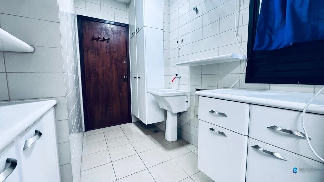 Bathtub in a one-bedroom apartment, 89 m² — photo 19