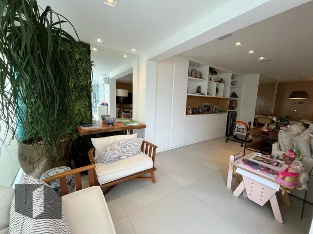 Furnished apartment with 3 bedrooms and 4 bathrooms — photo 18