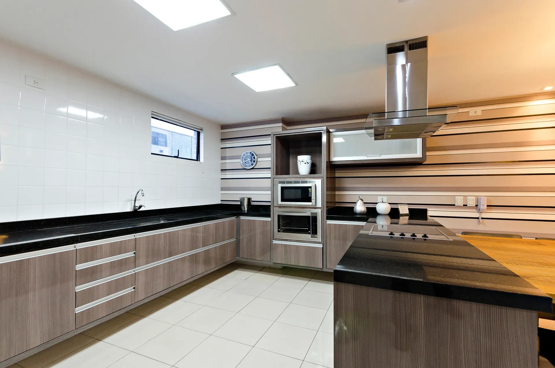 90 m² loft with 1 parking spot and suite — photo 33