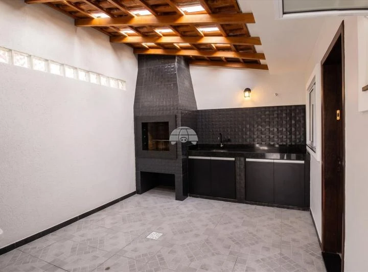 3-bedroom house with 2 bathrooms and covered parking — photo 6