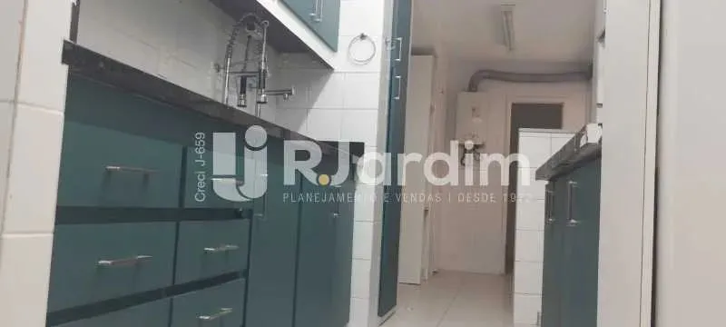 Unfurnished apartment with 4 bedrooms and 3 bathrooms — photo 2