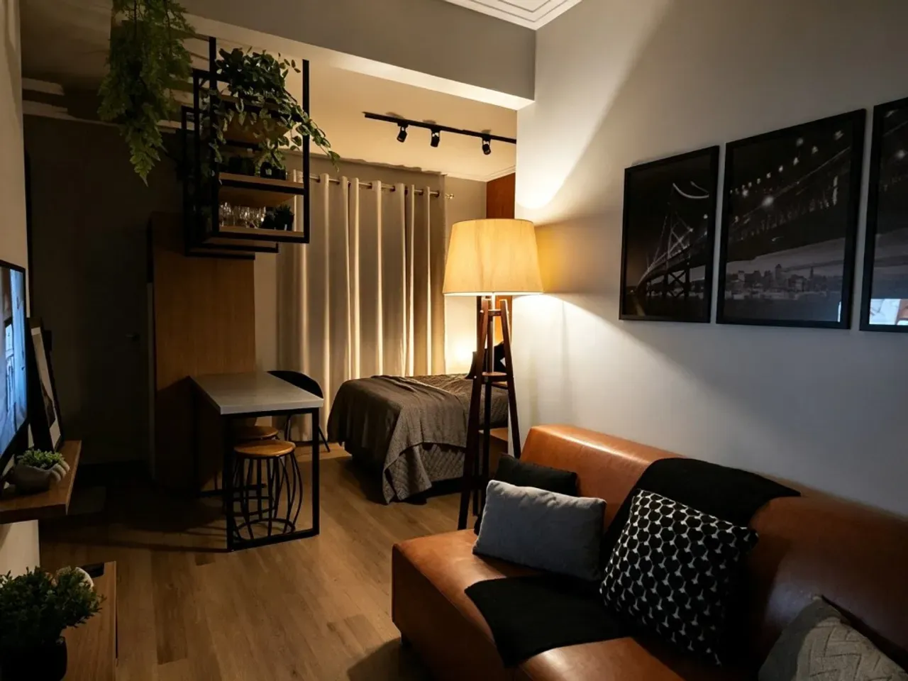 Estudio amueblado con estilo industrial y cocina abierta — photo 16