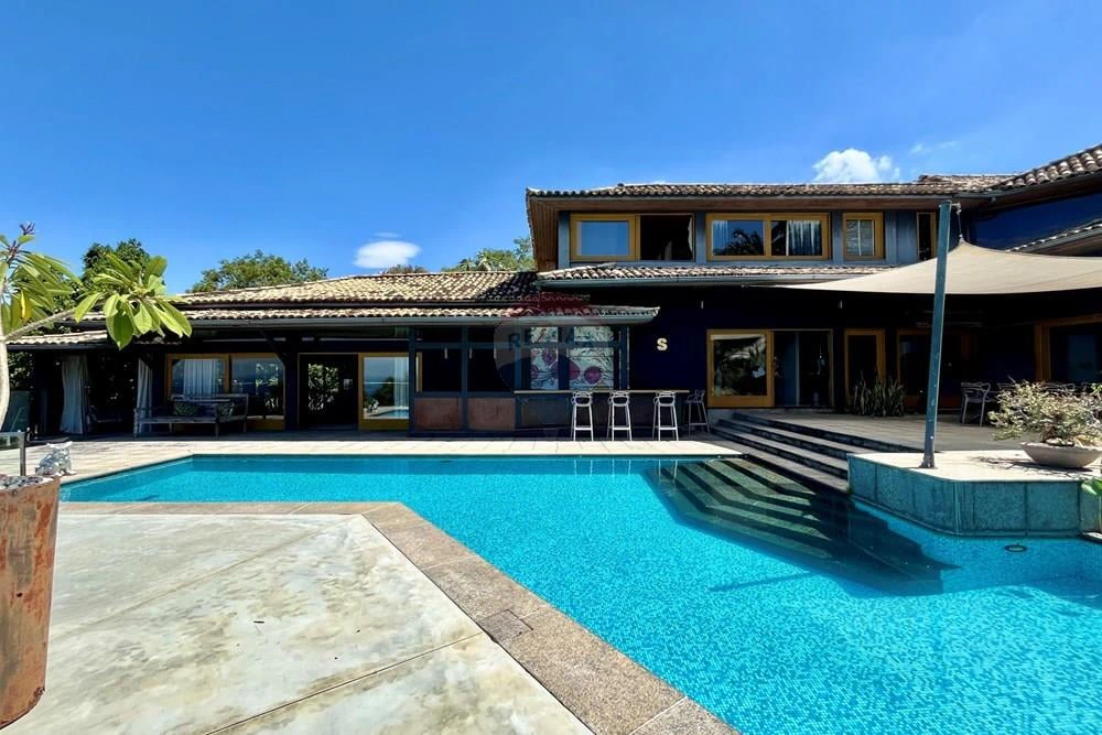 1300 m² house with 5 en-suite bedrooms and 10 parking