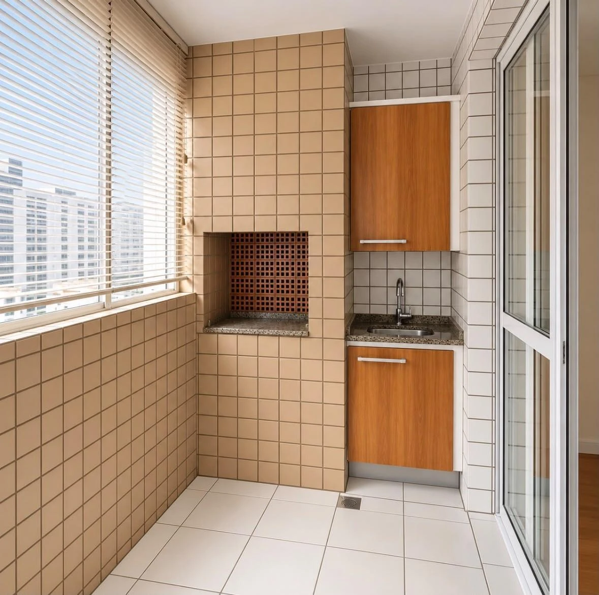 3-bedroom apartment with a bathtub in Curitiba — photo 13