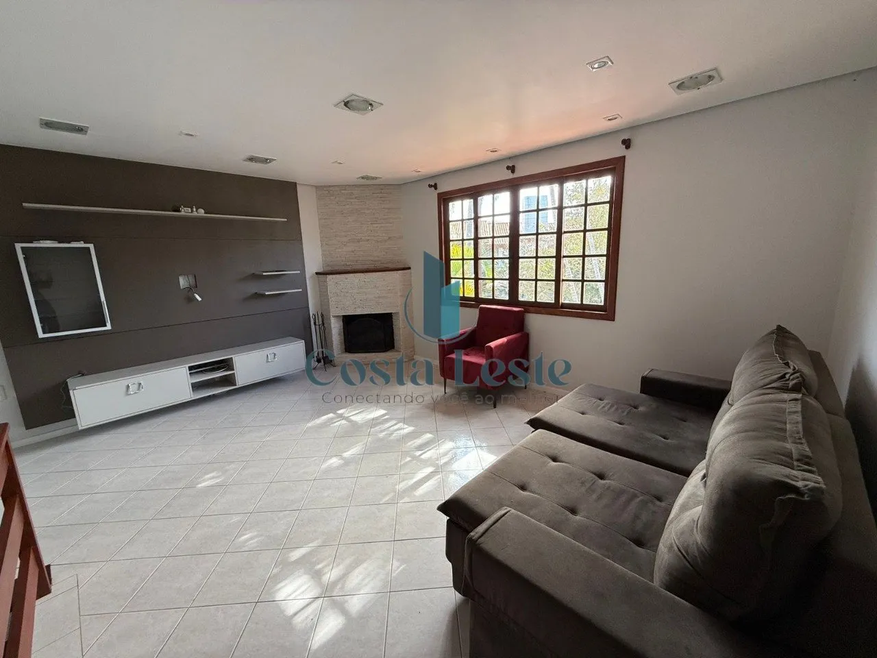 4-bedroom house with a fireplace in Florianópolis — photo 4