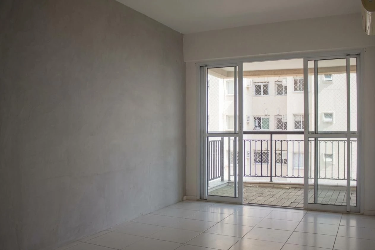2-bedroom apartment with a glass-enclosed balcony — photo 3