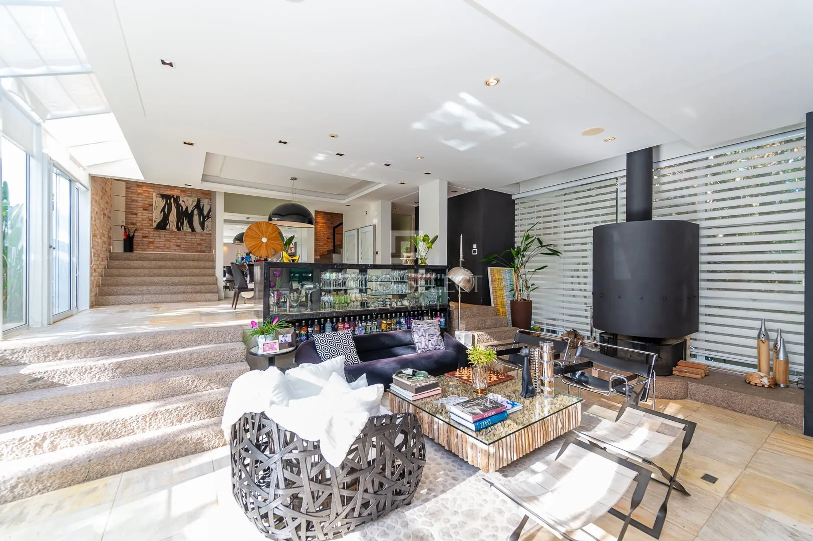 Floor-to-ceiling windows in a 6-bedroom house, 763 m² — photo 22