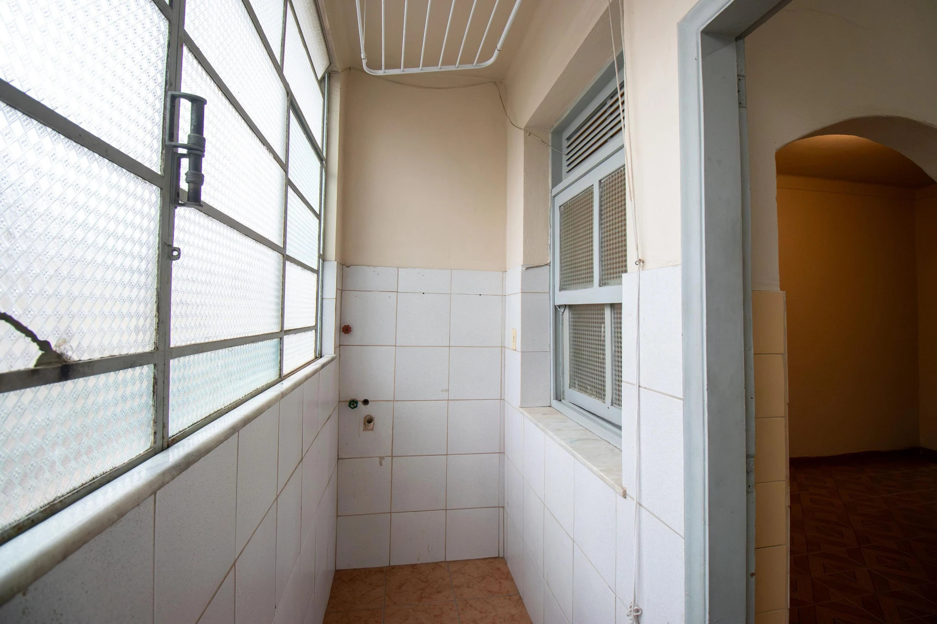2-bedroom apartment with 1 bathroom and no parking — photo 8