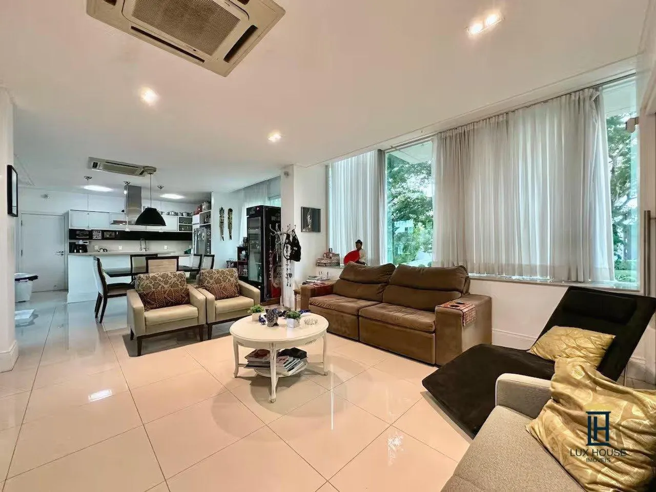 5-bedroom house with floor-to-ceiling windows — photo 4