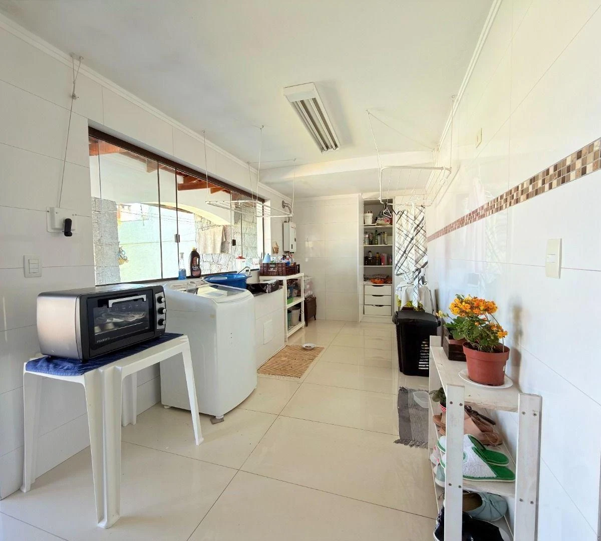 4-bedroom house with a bathtub in Curitiba — photo 9