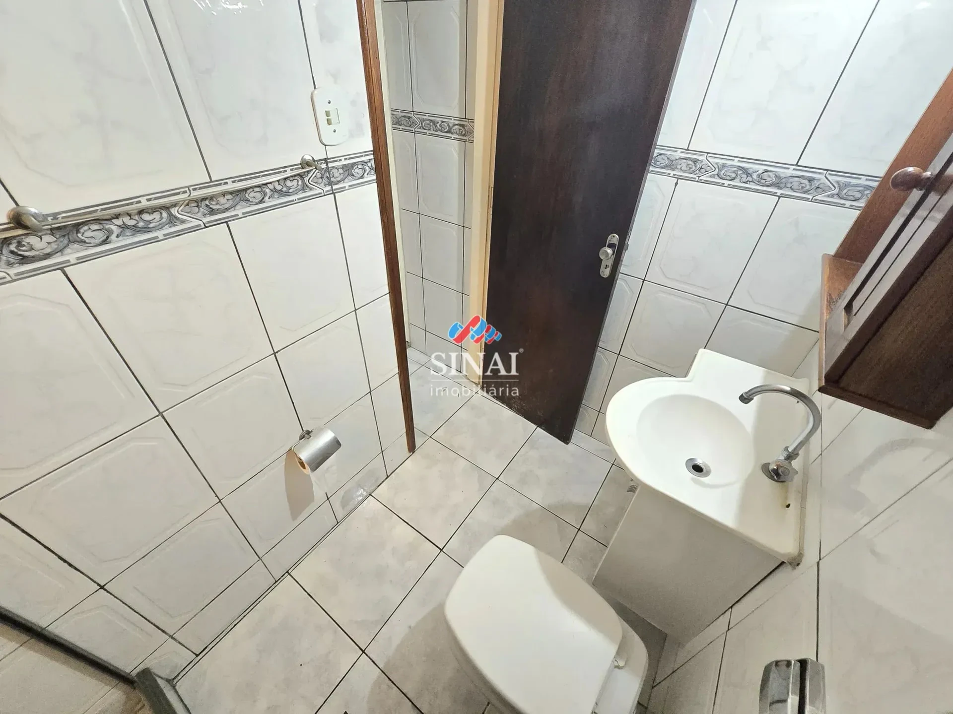 2-bedroom apartment with wood or laminate floors — photo 2
