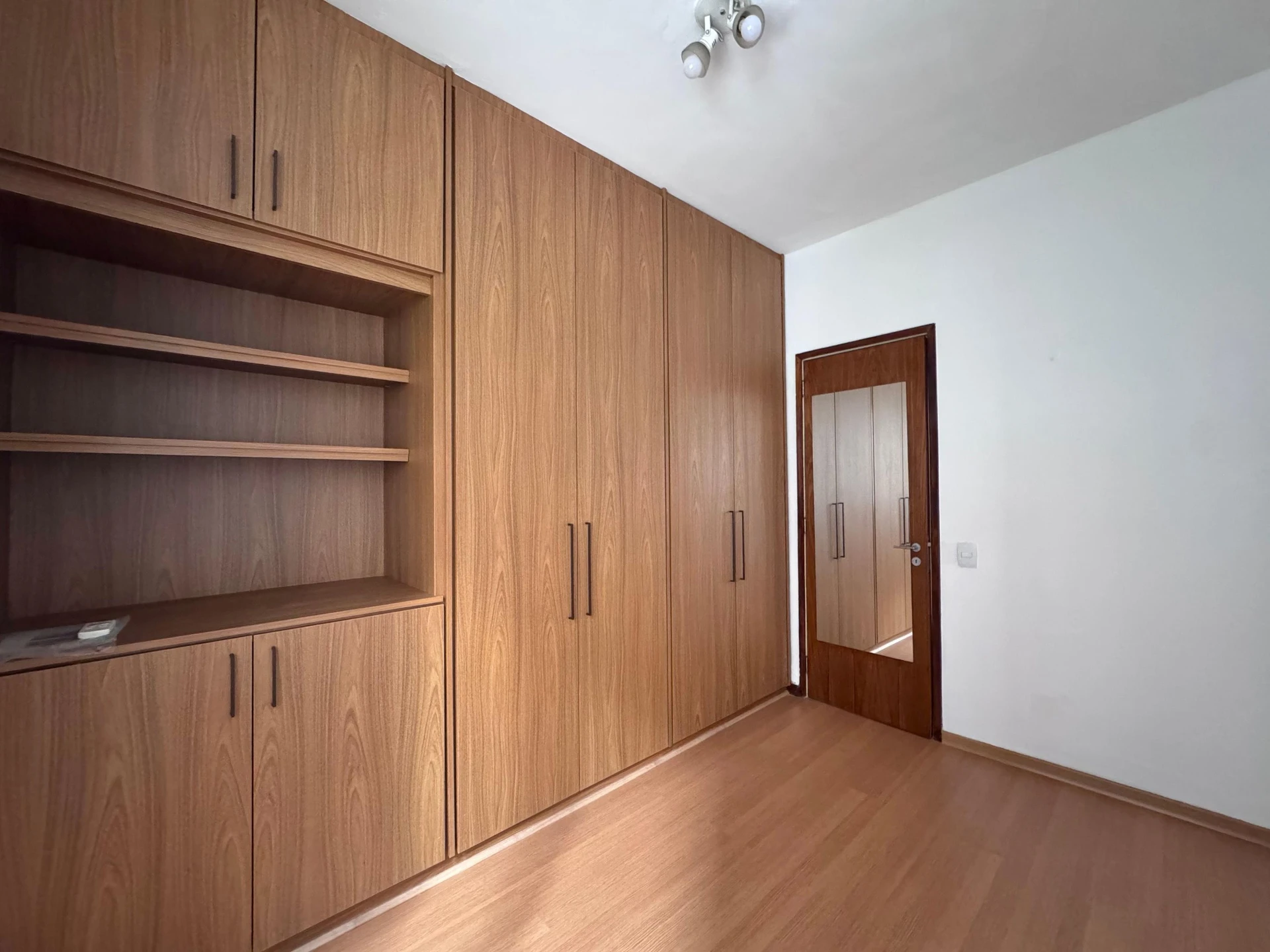 Apartamento de 3 quartos com varanda de vidro — photo 17