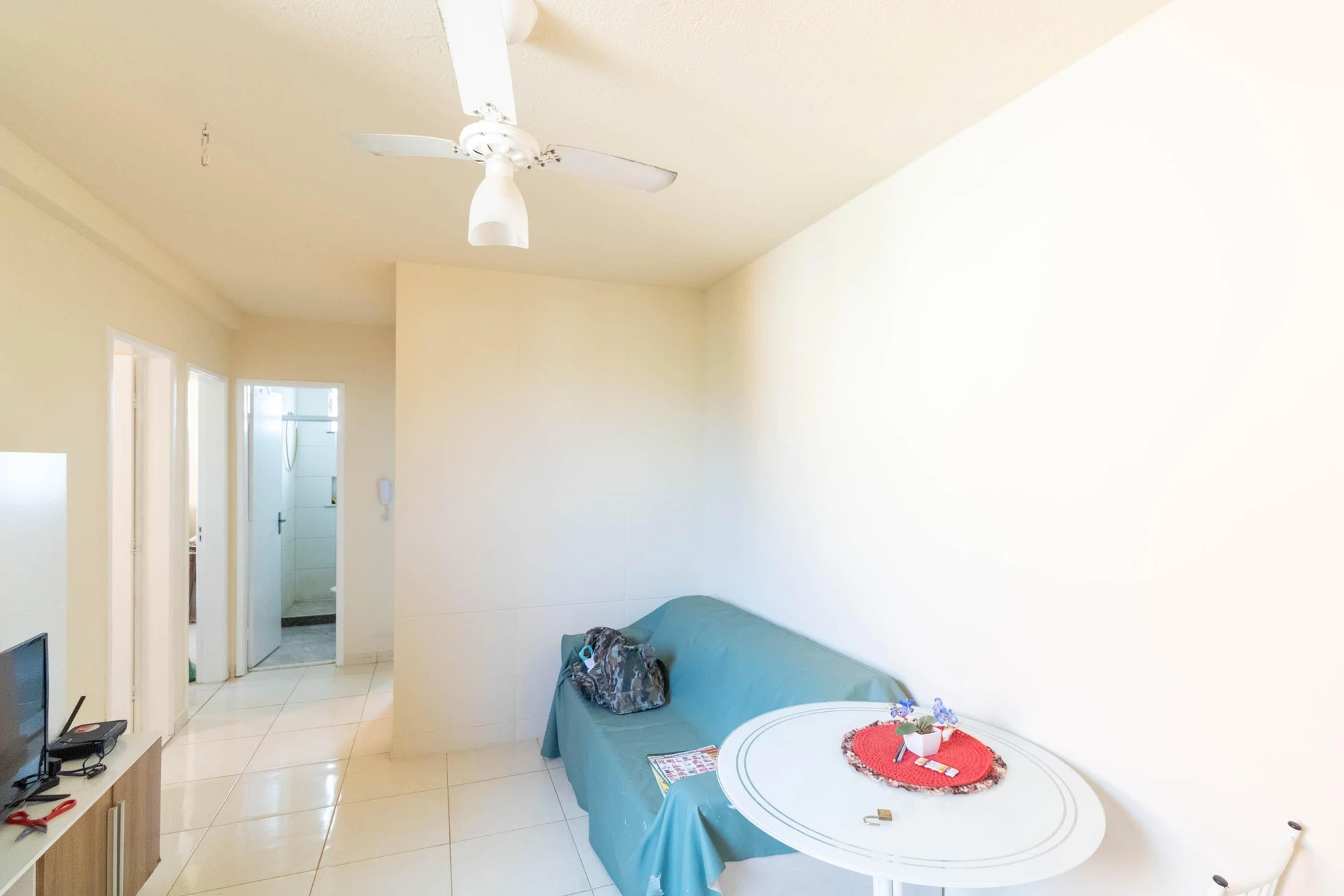 Furnished 2-bedroom apartment with 1 bathroom and parking