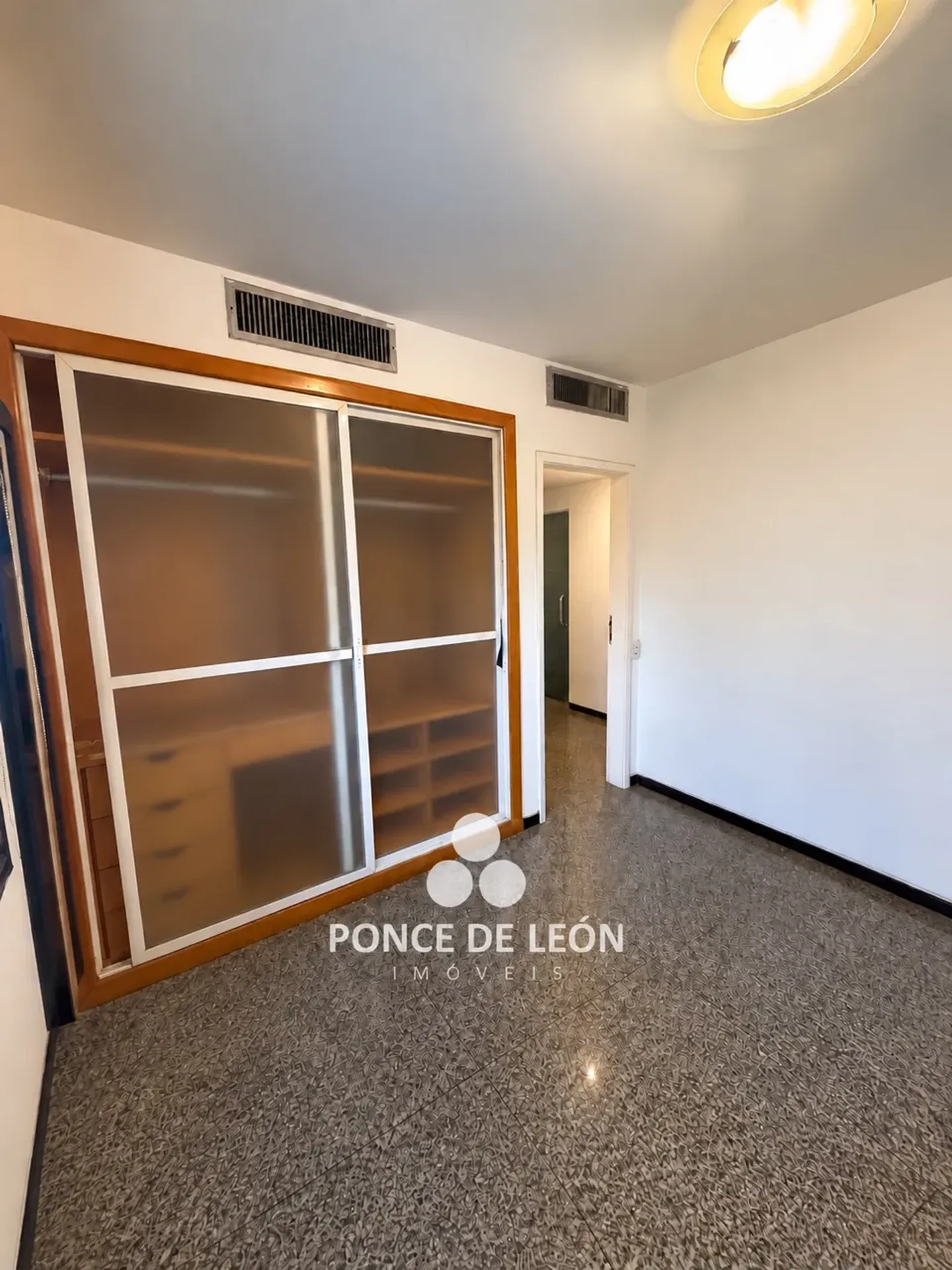 3-bedroom apartment in a building with a sauna — photo 12