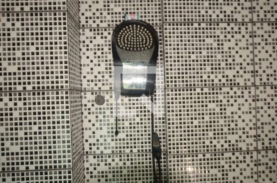 2-bedroom apartment with glass-enclosed shower — photo 10