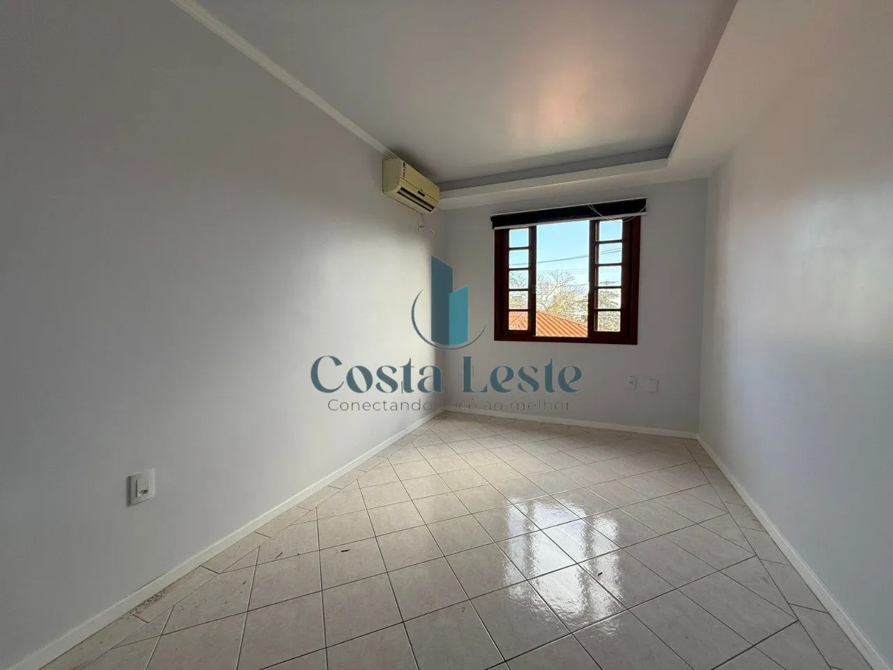 4-bedroom house with a fireplace in Florianópolis — photo 16