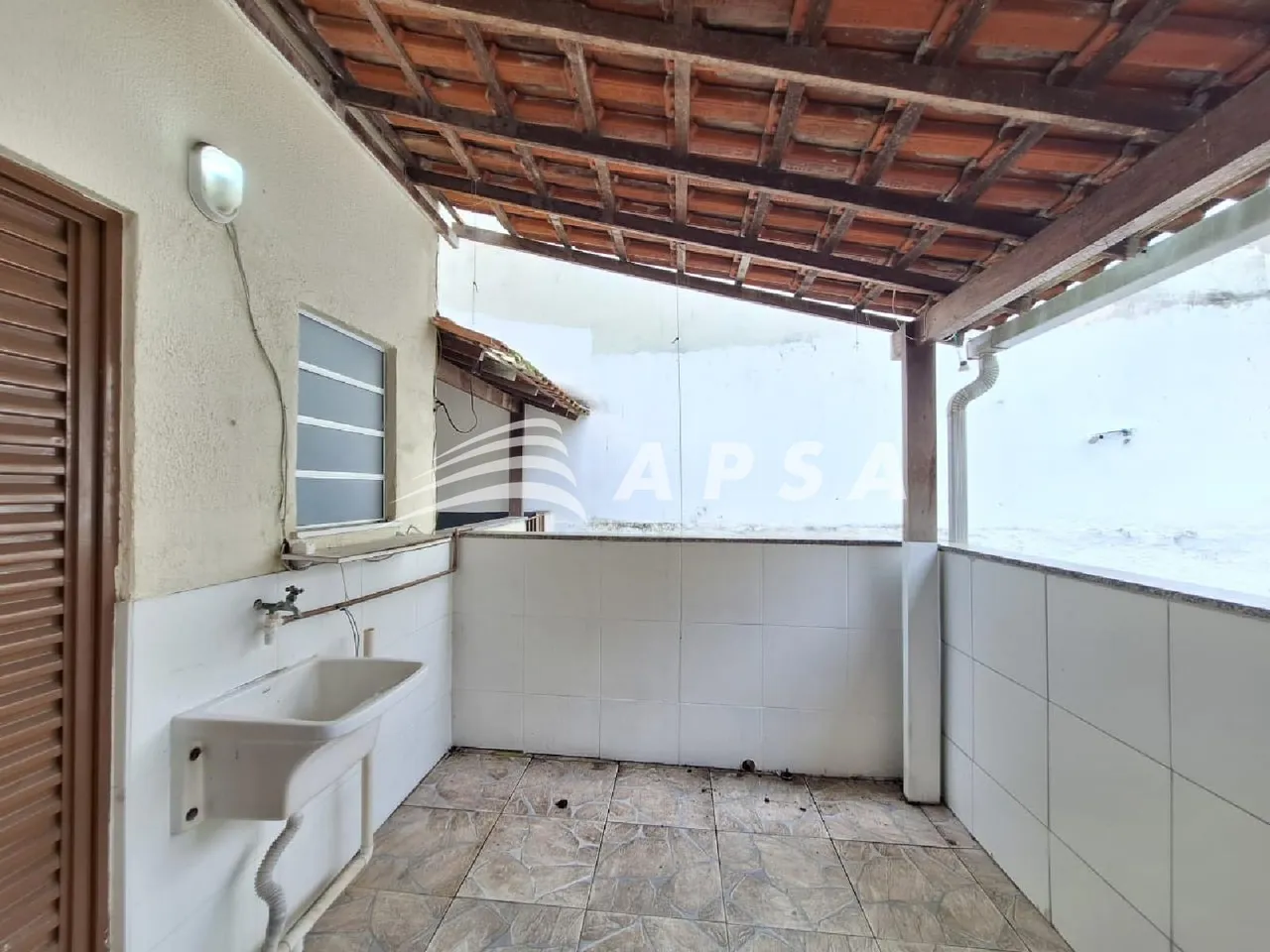 Casa com 2 quartos e cozinha fechada com fogão a gás — photo 7
