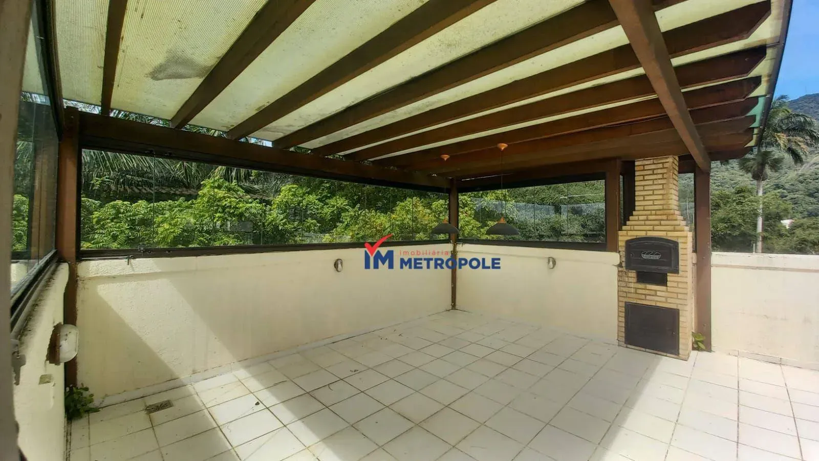 Balcony with a grill in a 4-bedroom apartment, 234 m² — photo 13