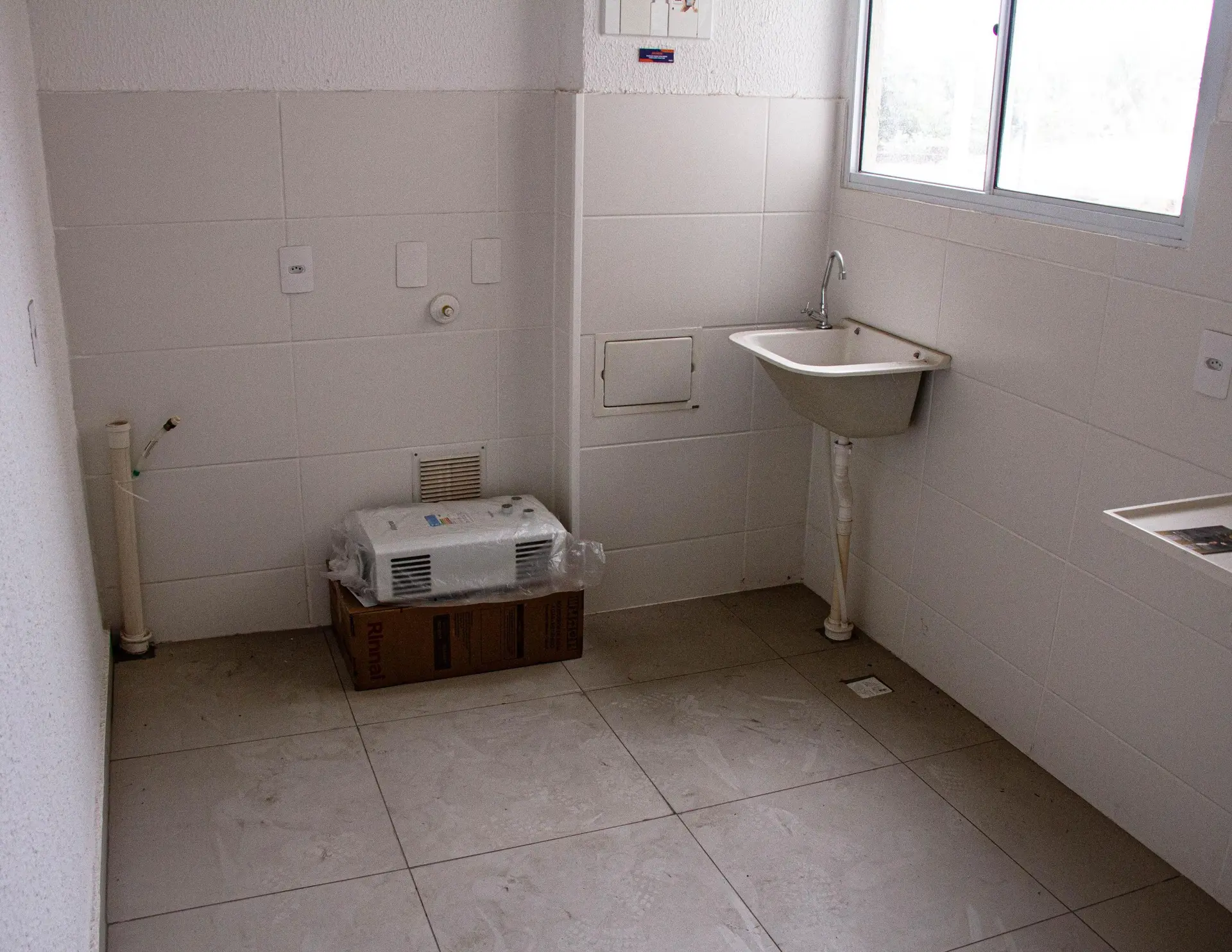 2-bedroom apartment with 1 bathroom and wood floors — photo 3