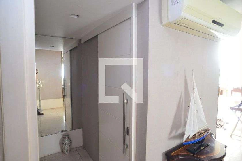 4-bedroom apartment with enclosed glass balcony — photo 24