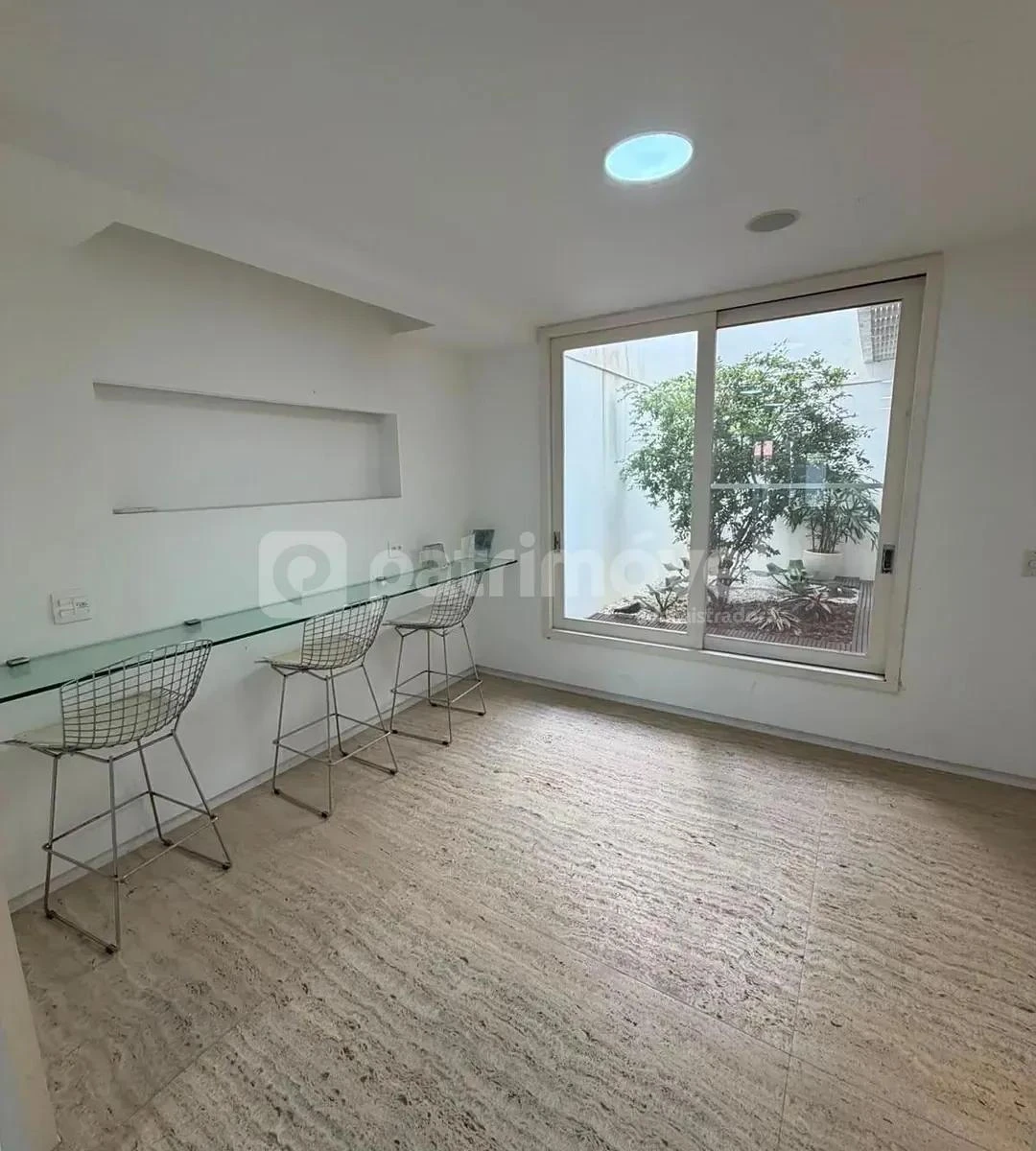 4-bedroom house with floor-to-ceiling windows — photo 2