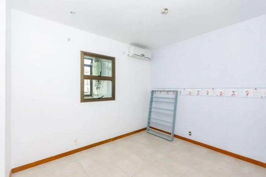 183 m² apartment with a walk-in closet and a bathtub — photo 24