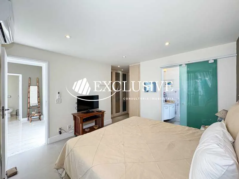 3-bedroom apartment in a building with a pool — photo 6