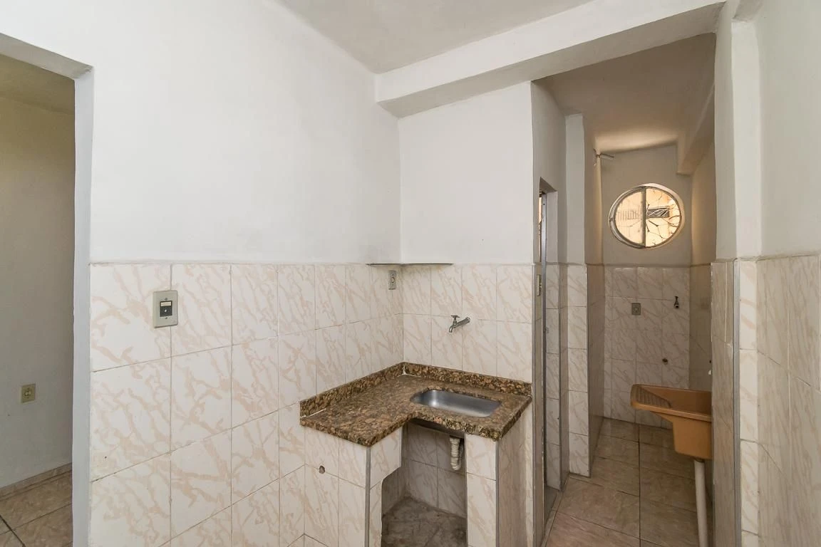 Unfurnished apartment with 2 bedrooms and a laundry area — photo 2