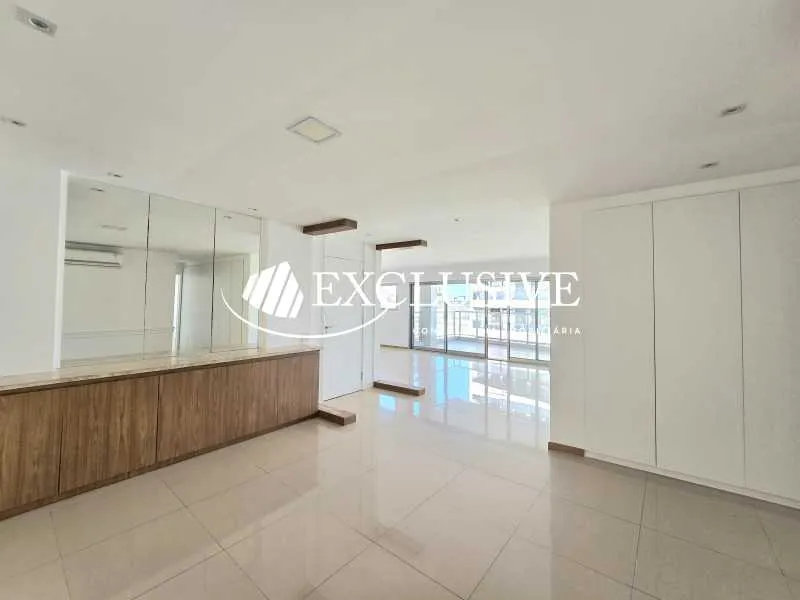 4-bedroom apartment with balcony and 5 bathrooms — photo 15