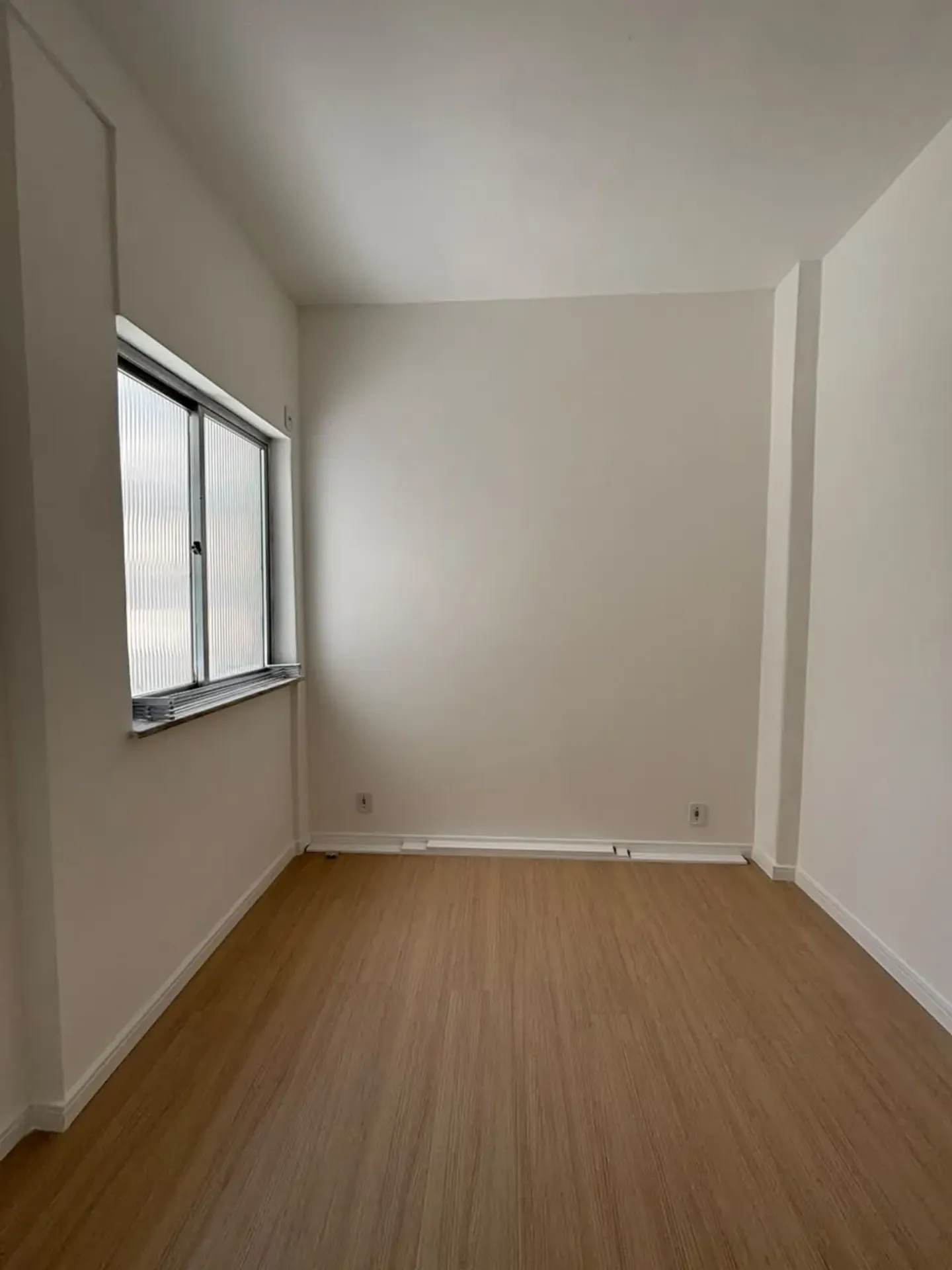 Wood or laminate floors in a one-bedroom apartment, 37 m² — photo 10