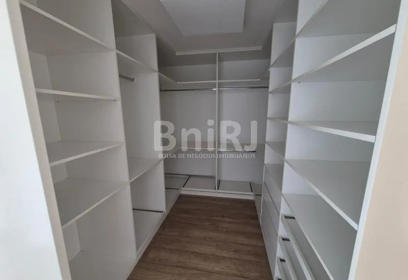 Apartment with 4 bedrooms and a glass balcony — photo 31