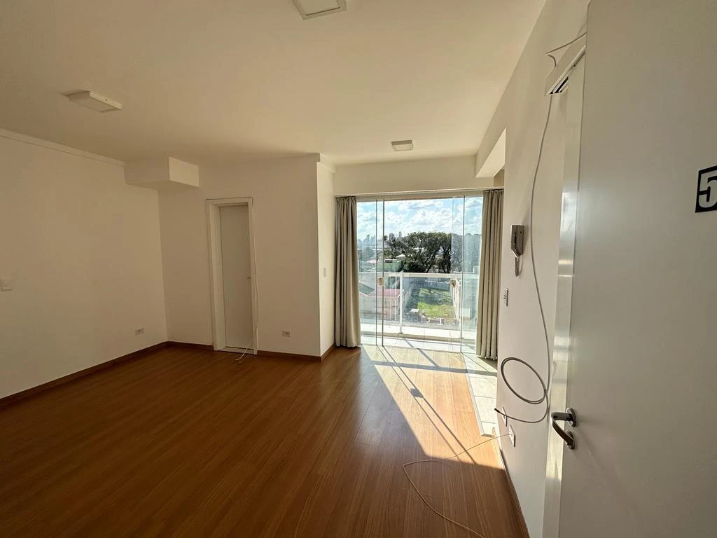 Monoambiente con espacio de home office en Curitiba