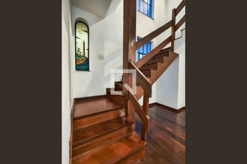 House with 5 en-suite bedrooms, 285 m² and parking — photo 4