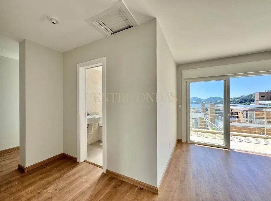 Water view in a 4-bedroom house, 263 m² — photo 44