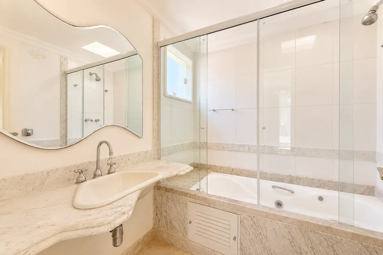 Furnished house, 773 m², with a bathtub — photo 24