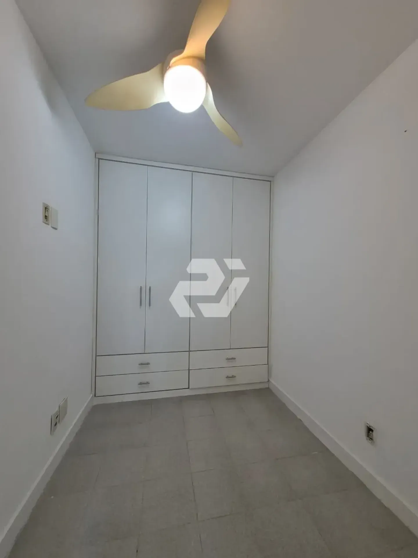 4-bedroom apartment with an enclosed glass balcony — photo 51