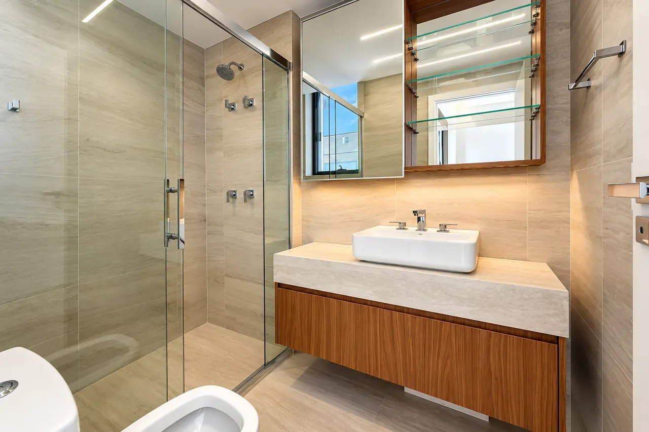 4-bedroom apartment with a water view — photo 17
