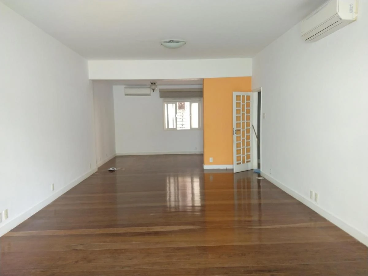 Furnished 6-bedroom house with shared open-air pool