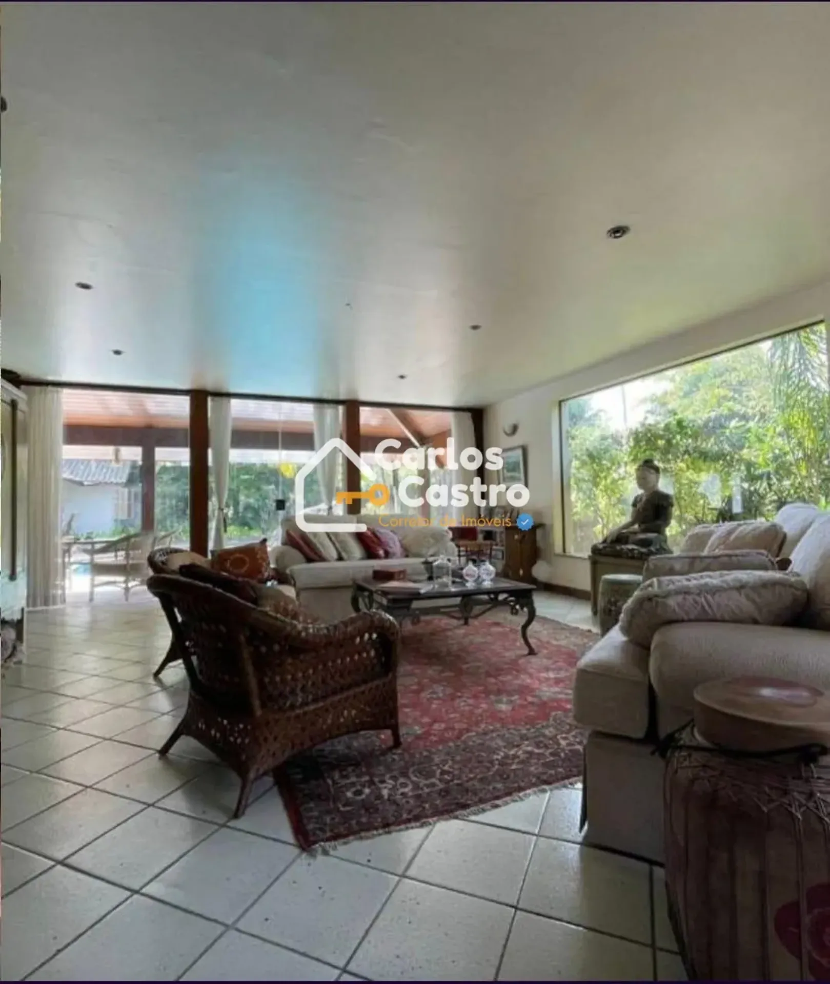4-bedroom house with a private pool