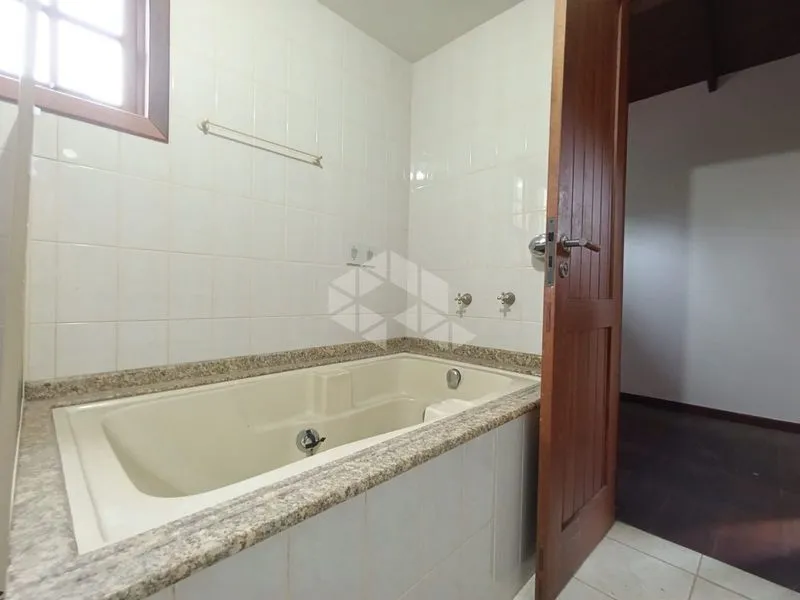 Furnished 360 m² house with 3 bedrooms and 6 parking spaces — photo 21