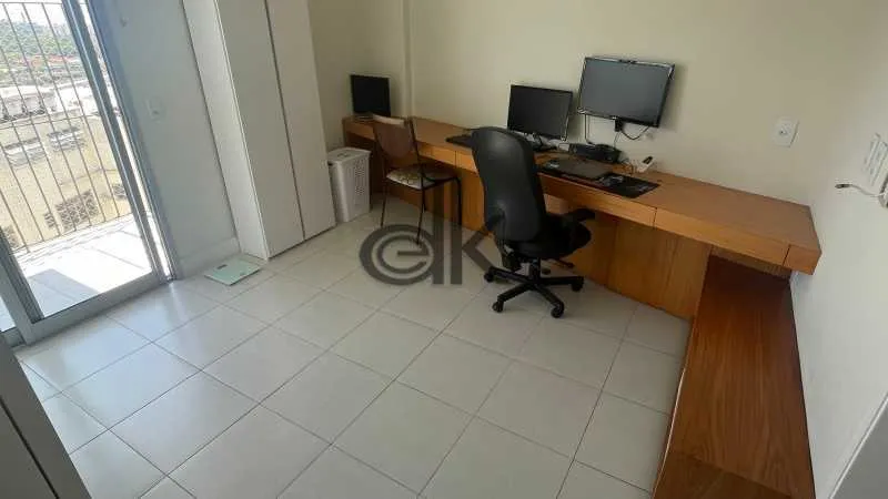 2-bedroom apartment with floor-to-ceiling windows — photo 13