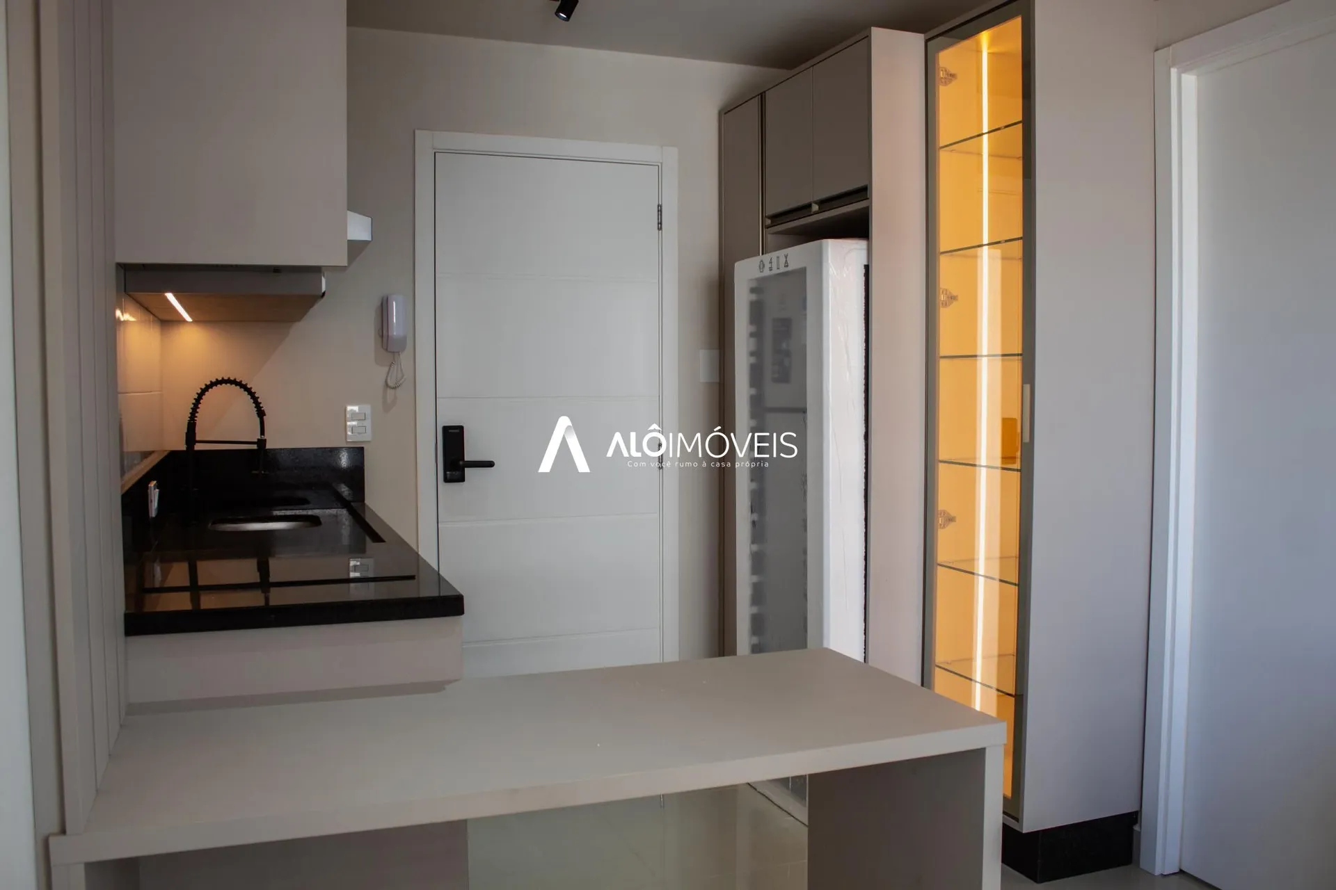 Furnished 1-bedroom apartment with open-plan kitchen — photo 27