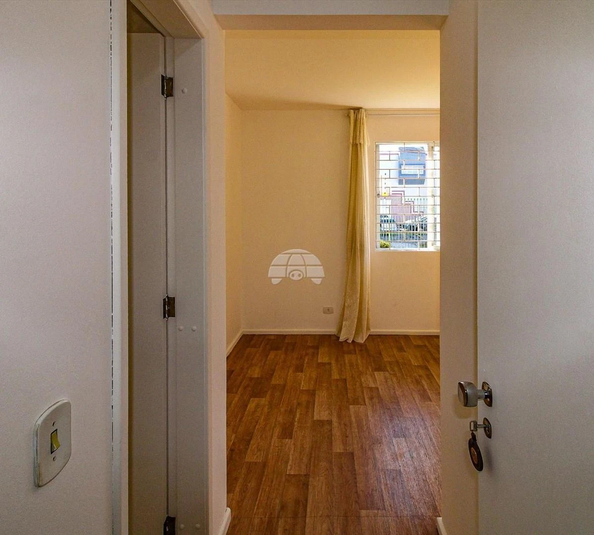 3-bedroom apartment with wood or laminate floors — photo 14