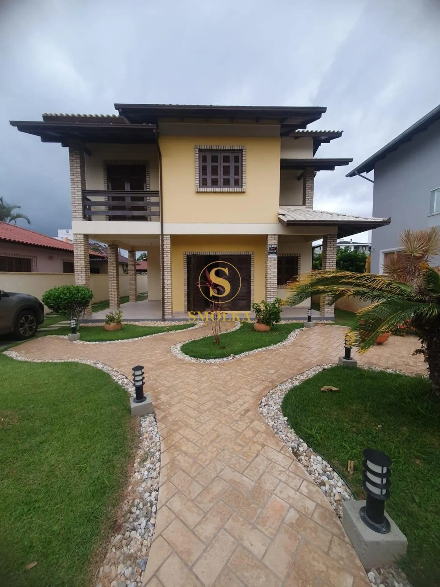 3-bedroom house with private BBQ and 2 parking spots
