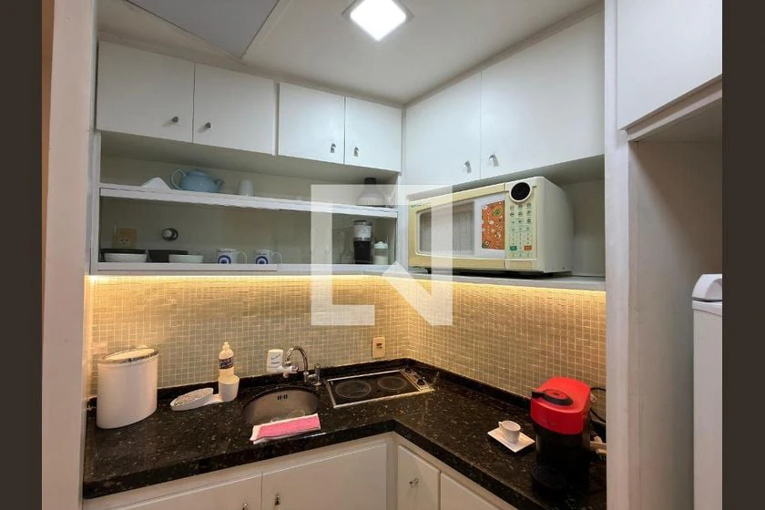 Apartamento mobiliado com cozinha americana e armários — photo 5