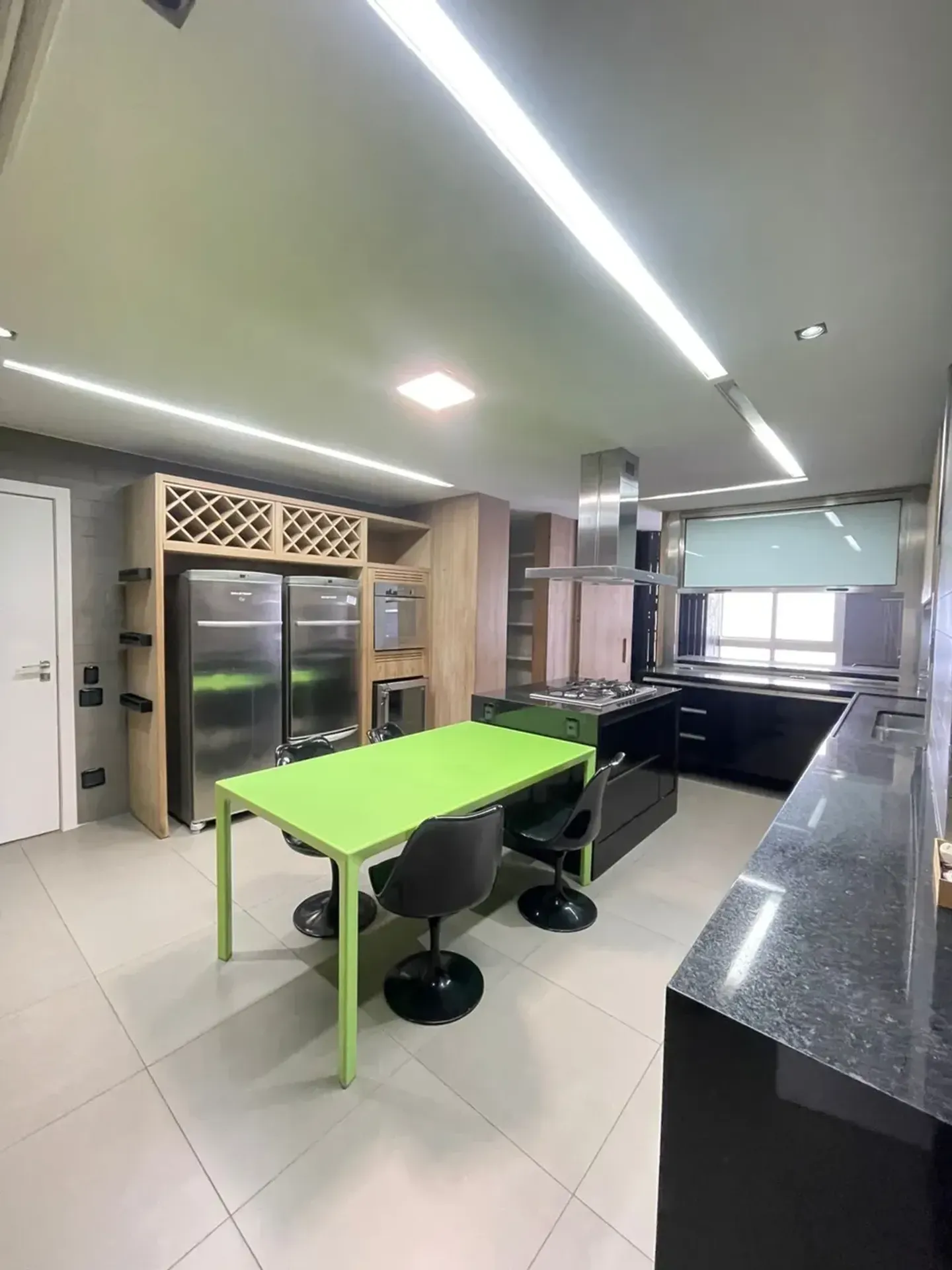 Furnished 3-bedroom apartment with glassed balcony — photo 11
