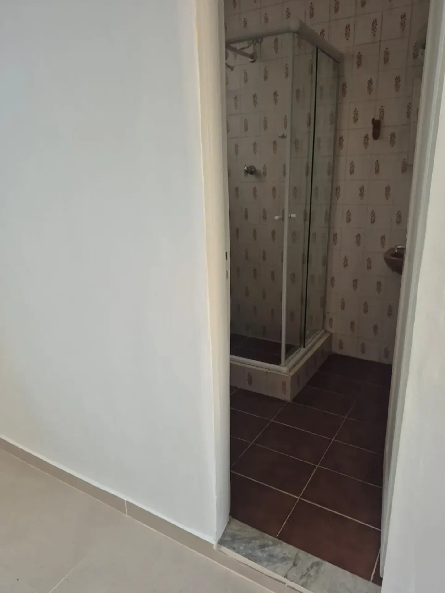 Apartamento sem mobília com cozinha planejada e tanque — photo 27